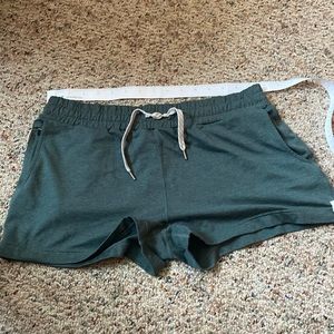 Vuori shorts green medium